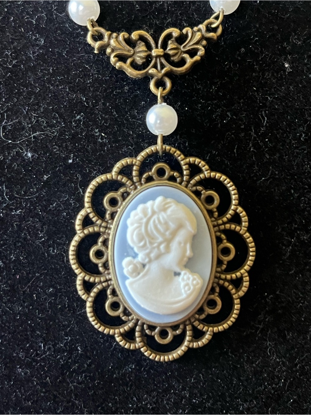 Vintage-Style Gold Cameo Pendant Necklace with Pearls - Picture 2 of 4